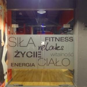 Drzwi ze szkla hartowanego w klubie fitness